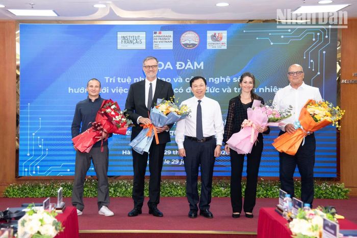 Phó Giáo sư, Tiến sĩ Lưu Văn Quảng, Phó Giám đốc Học viện Báo chí và Tuyên truyền gửi lời cảm ơn tới Đại sứ Pháp tại Việt Nam Olivier Brochet và các chuyên gia tư vấn. (Ảnh: MINH DUY)