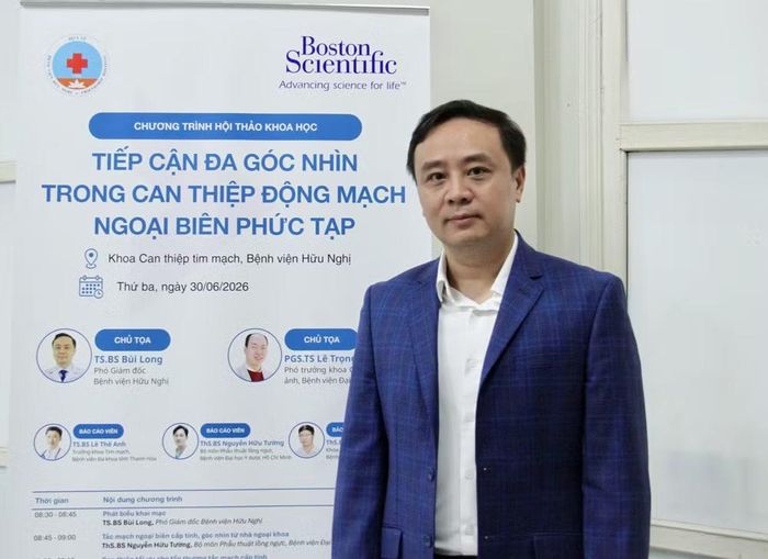 Tiến sĩ, Bác sĩ Bùi Long, Phó Giám đốc Bệnh viện Hữu Nghị chia sẻ bên lề hội thảo về can thiệp động mạch ngoại biên phức tạp.