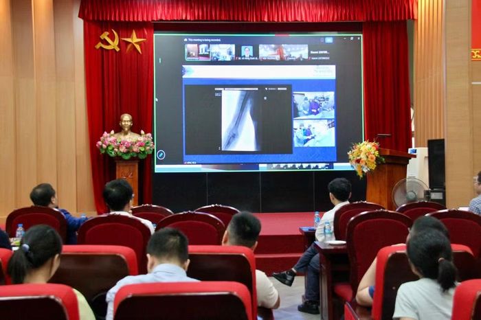 Một ca can thiệp được truyền trực tiếp từ phòng Cathlab của Bệnh viện Hữu Nghị đến các điểm cầu.