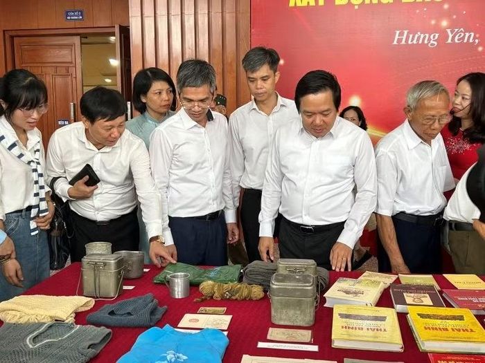 Lãnh đạo Văn phòng Trung ương Đảng và lãnh đạo tỉnh Hưng Yên thăm khu trưng bày giới thiệu tài liệu, tư liệu, hiện vật hiến tặng xây dựng Bảo tàng Đảng Cộng sản Việt Nam.