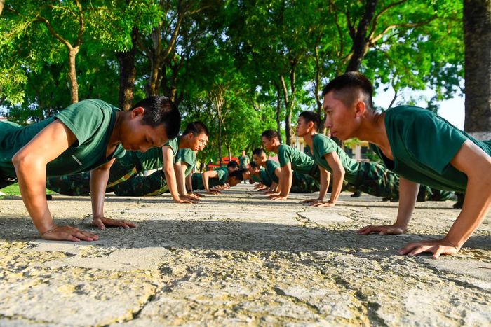 Động tác chống đẩy.