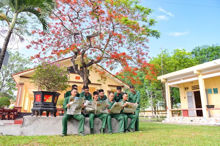 Phút giải lao sau giờ học của chiến sĩ Đại đội 1, Tiểu đoàn 1.