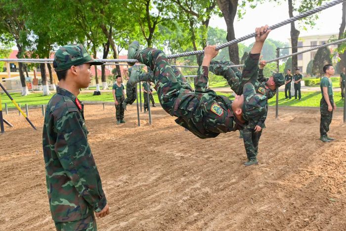Chiến sĩ luyện tập động tác này đòi hỏi lực lượng bảo đảm an toàn luôn sẵn sàng đỡ đồng đội khi đuối sức.