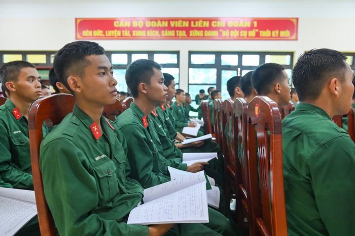 Các nội dung chính trị, quân sự, hậu cần, kỹ thuật được ban chỉ huy bố trí, đan xen hợp lý theo tiến trình biểu. Việc gắn kết chặt chẽ giữa học tập lý thuyết và thực hành giúp chiến sĩ mới nhanh chóng nắm bắt và làm chủ nội dung huấn luyện.