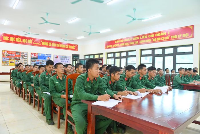 Quán triệt sâu sắc đường lối, quan điểm của Đảng về nhiệm vụ bảo vệ Tổ quốc, công tác giáo dục chính trị luôn được các đơn vị pháo binh đặt lên hàng đầu. Trong giờ học lý thuyết, các chiến sĩ chăm chú nghe giảng, từng bước củng cố lập trường tư tưởng và bản lĩnh chính trị vững vàng.