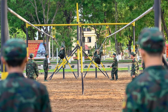 Leo dây ngang trong bãi thể lực tổng hợp là động tác có độ khó, đòi hỏi sự phối hợp tay chân, bụng và sức bền tốt.