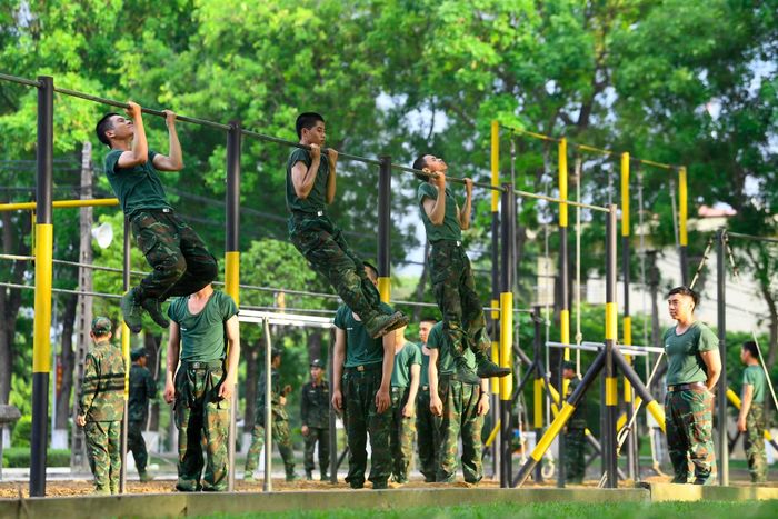  Trước yêu cầu nhiệm vụ của những người lính pháo binh, với đặc thù đa phần các chiến sĩ vừa rời ghế nhà trường phổ thông và chưa trải qua rèn luyện thể lực, Lữ đoàn đã tổ chức huấn luyện bài bản gắn với các nội dung chính trị, quân sự... nhằm rèn luyện toàn diện cho chiến sĩ mới ngay từ khi các đồng chí bước vào môi trường quân ngũ. 