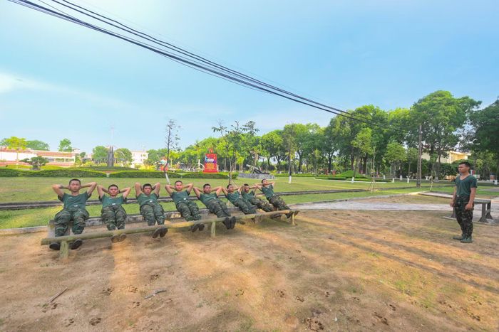 Các chiến sĩ thực hành nội dung rèn luyện cơ bụng, nâng cao thể trạng để đáp ứng cường độ huấn luyện cao của đặc thù binh chủng.