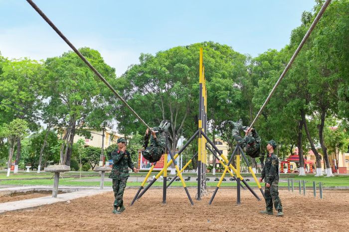 Leo dây ngang trong bãi thể lực tổng hợp là động tác có độ khó, đòi hỏi sự phối hợp tay chân, bụng và sức bền tốt.