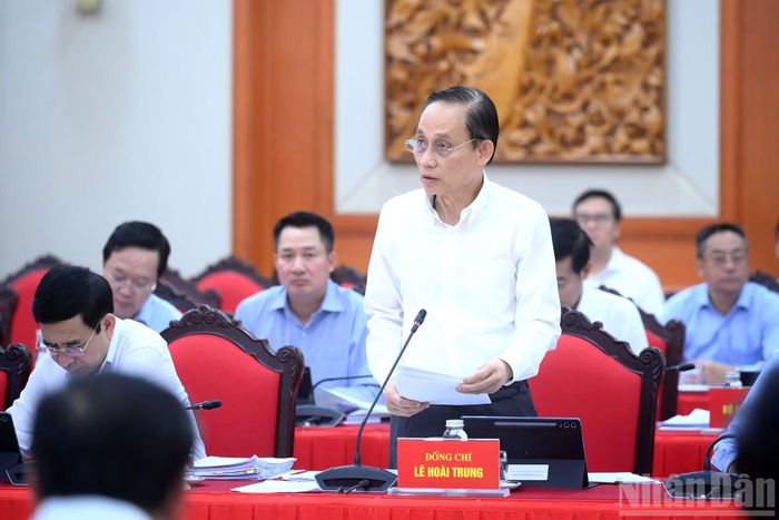 Đồng chí Lê Hoài Trung, Ủy viên Bộ Chính trị, Bộ trưởng Ngoại giao phát biểu tại phiên họp.