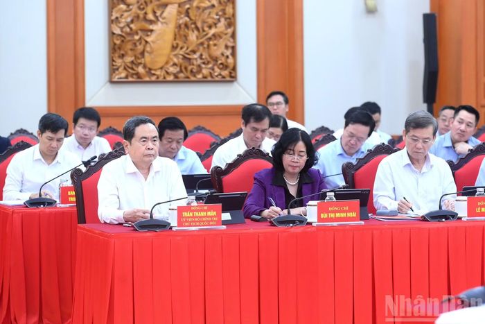 Chủ tịch Quốc hội Trần Thanh Mẫn, các đồng chí lãnh đạo và các đại biểu tham dự phiên họp.