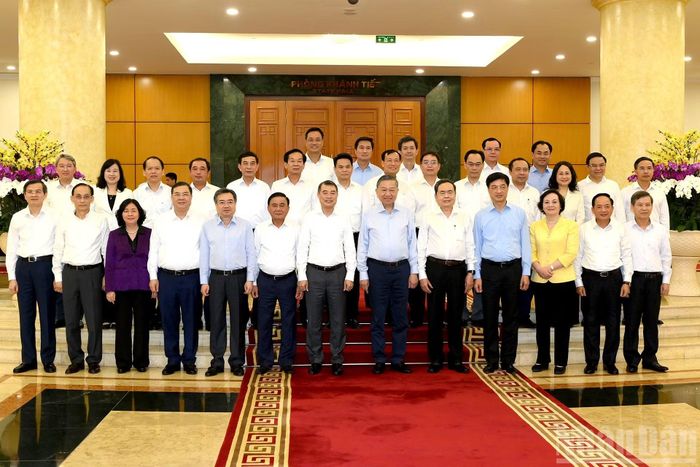 Tổng Bí thư, Chủ tịch nước Tô Lâm với các đồng chí lãnh đạo Đảng, Nhà nước và các đại biểu tham dự phiên họp.