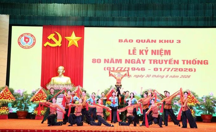 Văn nghệ chào mừng.