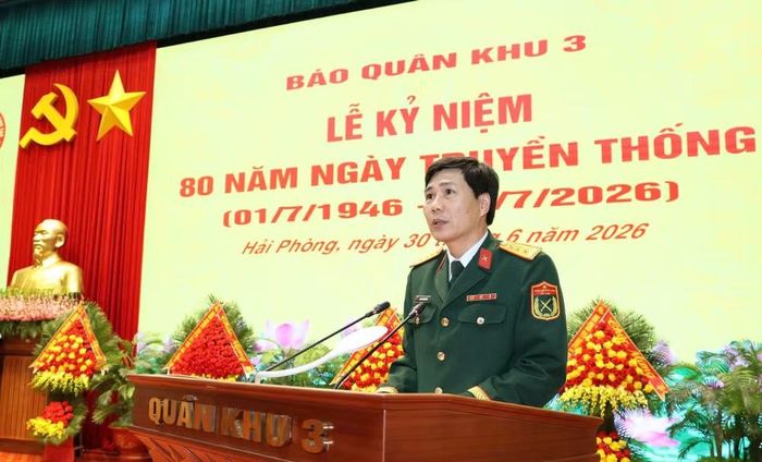 Thượng tá Nguyễn Mạnh Dũng, Phó Tổng biên tập Báo Quân khu 3, đọc thư khen của Bộ trưởng Quốc phòng.