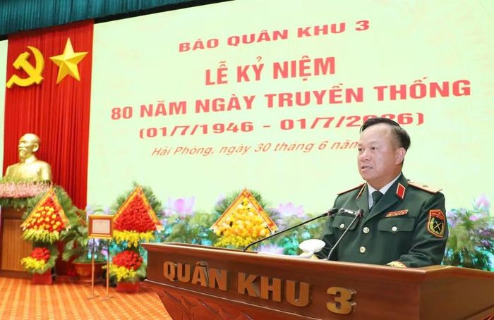 Thiếu tướng Khúc Thành Dư, Ủy viên Thường vụ Đảng ủy, Phó Chính ủy Quân khu 3 phát biểu chỉ đạo buổi lễ.