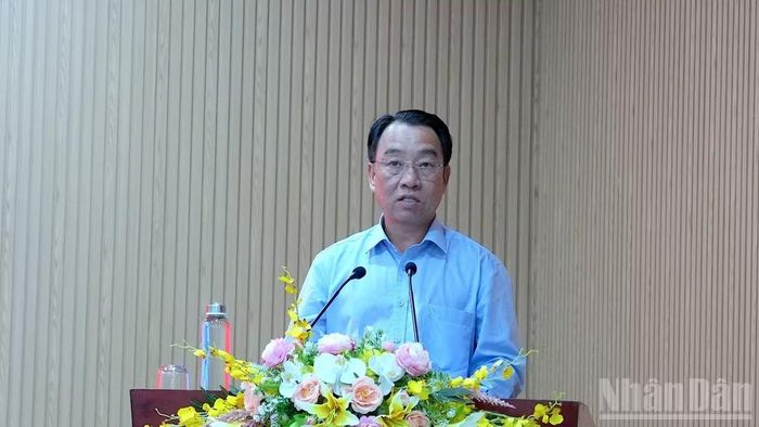 Phó Bí thư Tỉnh ủy, Chủ tịch Ủy ban nhân dân tỉnh Cà Mau Lữ Quang Ngời trình bày báo cáo tình hình kinh tế-xã hội 6 tháng đầu năm 2026 tại hội nghị.