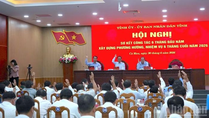 Các đại biểu lãnh đạo tại hội nghị biểu quyết thông qua chương trình hành động tạo đột phá 6 tháng cuối năm 2026.