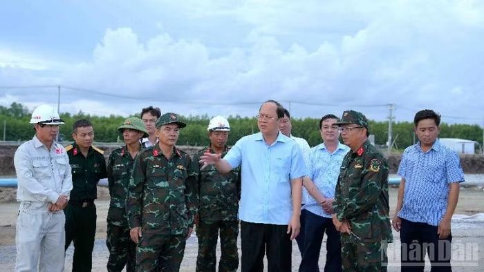 Bí thư Tỉnh ủy Cà Mau Nguyễn Hồ Hải (giữa, chỉ tay) kiểm tra tiến độ dự án cao tốc Cà Mau-Đất Mũi.