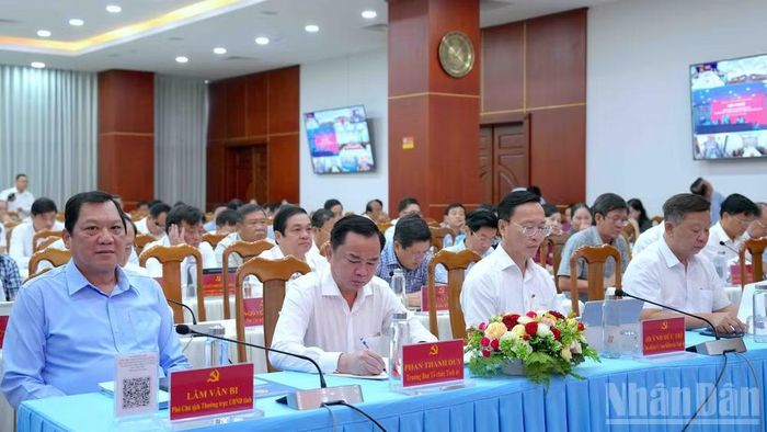 Các đại biểu lãnh đạo tỉnh và lãnh đạo sở, ngành, Bí thư các xã, phường tại Cà Mau tham dự hội nghị tại đầu cầu cấp tỉnh.