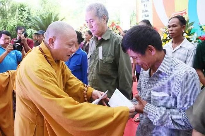Hòa thượng Thích Gia Quang, Phó Chủ tịch Hội đồng Trị sự, Trưởng Ban Thông tin-Truyền thông Trung ương Giáo hội Phật giáo Việt Nam và đoàn Giáo hội Phật giáo Việt Nam trong chuyến đi giúp đỡ đồng bào vùng thiên tai, bão lũ. (Ảnh: GIỚI MINH)
