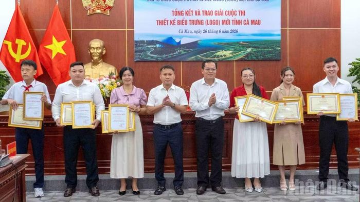 Phó Chủ tịch Ủy ban nhân dân tỉnh Cà Mau Ngô Vũ Thăng (thứ 4 từ phải qua) trao bằng khen, giấy chứng nhận các tác giả đoạt giải Khuyến khích cuộc thi.