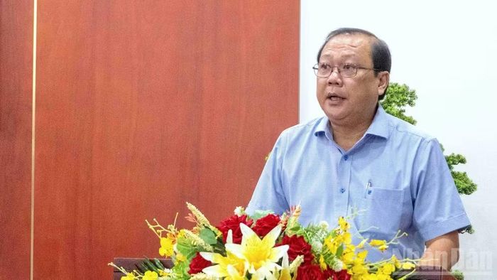 Phó Giám đốc Sở Văn hóa, Thể thao và Du lịch tỉnh Cà Mau Nguyễn Văn Đen báo cáo kết quả Cuộc thi thiết kế biểu trưng (logo) mới của tỉnh Cà Mau.