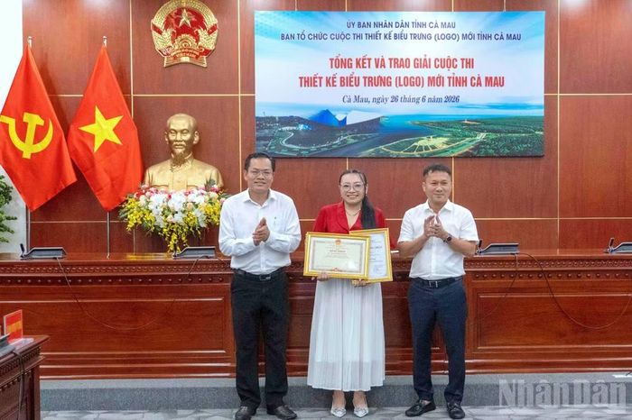 Phó Chủ tịch Ủy ban nhân dân tỉnh Cà Mau Ngô Vũ Thăng (bìa trái) trao giải Nhất cuộc thi thiết kế biểu trưng (logo) mới tỉnh Cà Mau cho tác giả Nguyễn Thị Mỹ Quỳnh (đứng giữa).