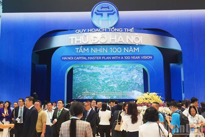 Rất đông người dân tới tham quan triển lãm Quy hoạch tổng thể Thủ đô tầm nhìn 100 năm.