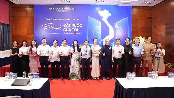 Đạo diễn Lương Đình Dũng (thứ 6 từ phải sang) tại lễ ra mắt dự án.