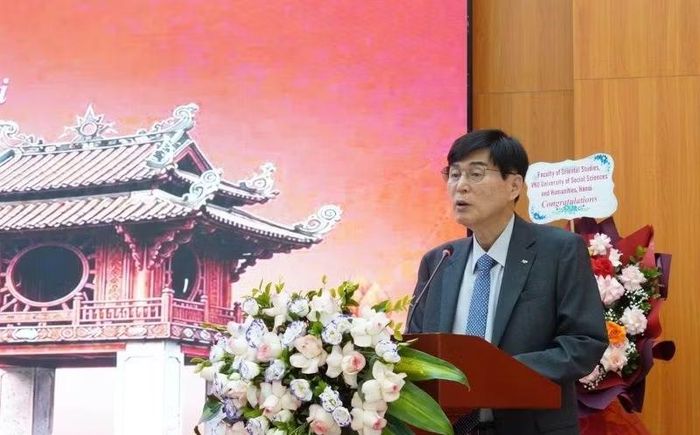 Giáo sư, Tiến sĩ Song Guido, Chủ tịch Quỹ Giao lưu Quốc tế Hàn Quốc phát biểu khai mạc.