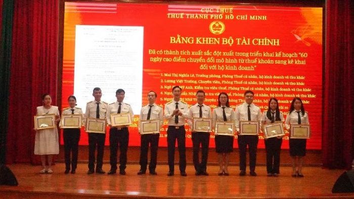 Ông Đoàn Minh Dũng trao bằng khen Bộ Tài chính cho các cá nhân.