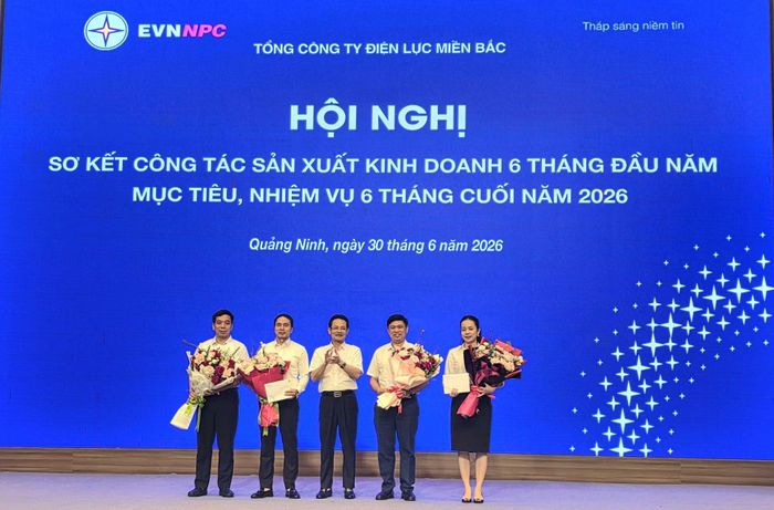 Lãnh đạo EVNNPC trao thưởng các đơn vị và các ban thuộc Tổng công ty đã có thành tích thực hiện tốt các chỉ tiêu kế hoạch.