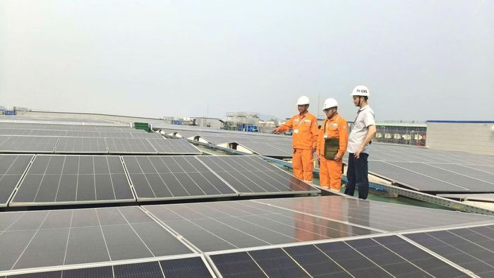 Không chỉ khuyến khích khách hàng sử dụng năng lượng sạch, Tổng Công ty điện lực miền Bắc còn đi đầu trong triển khai điện mặt trời mái nhà tại chính các đơn vị trực thuộc.