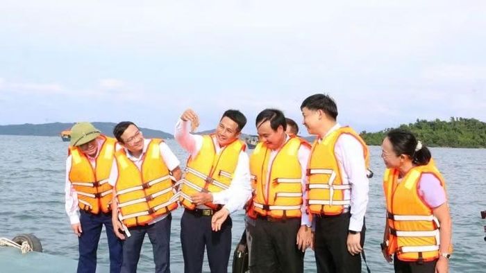 Các đại biểu tham quan khu nuôi trồng thủy sản tập trung tại đặc khu Cô Tô.