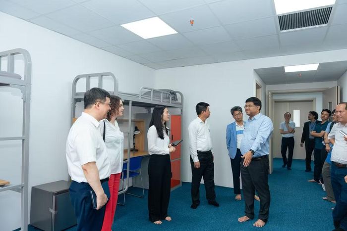 Đoàn chuyên gia khảo sát phòng thi, khu vực lưu trú dự kiến dành cho các đoàn tham dự kỳ thi Olympic Thiên văn và Vật lý thiên văn quốc tế lần thứ 19 tại Đại học Phenikaa.