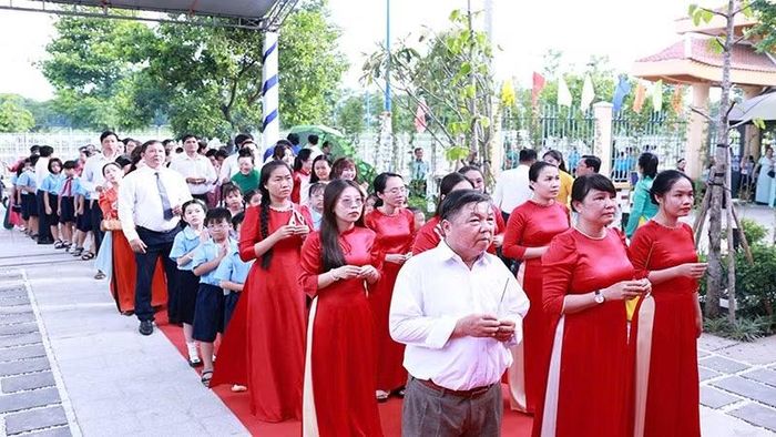 Các đại biểu dự lễ dâng hương tưởng nhớ Chủ tịch Hồ Chí Minh tại Không gian văn hóa Hồ Chí Minh phường Bình Hưng Hòa.