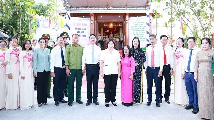 Các đại biểu chụp hình lưu niệm tại lễ khánh thành Không gian văn hóa Hồ Chí Minh phường Bình Hưng Hòa.