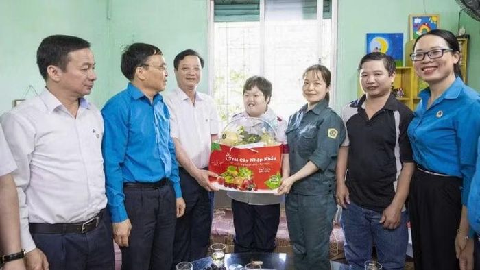 Lãnh đạo công ty và Công đoàn Công ty Tuyển than Cửa Ông thăm hỏi, tặng quà người lao động có hoàn cảnh đặc biệt khó khăn nhân dịp Tháng Công nhân năm 2026.