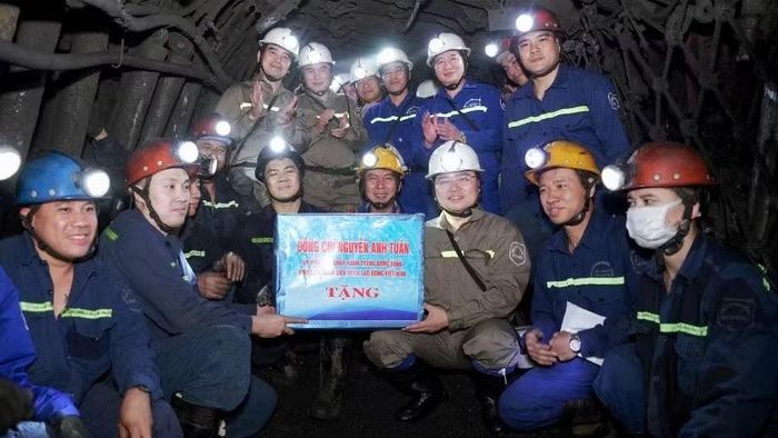 Chủ tịch Tổng Liên đoàn Lao động Việt Nam Nguyễn Anh Tuấn thăm, động viên, trao quà tặng thợ mỏ nhân dịp Tháng Công nhân 2026.