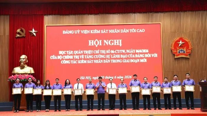 Viện trưởng Viện Kiểm sát nhân dân tối cao Nguyễn Huy Tiến trao Bằng khen cho các cá nhân, tập thể.