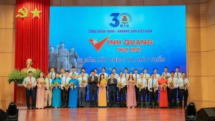 Vinh danh 30 công nhân, lao động trực tiếp tiêu biểu.