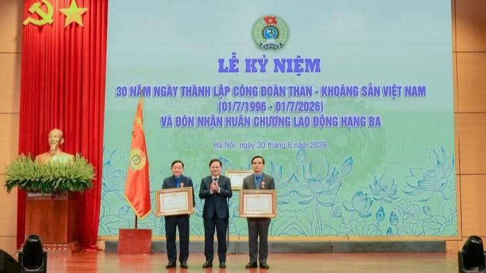 Chủ tịch Tổng Liên đoàn Lao động Việt Nam trao Huân chương Lao động hạng Ba tặng hai cá nhân.