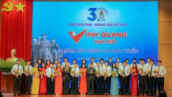 Vinh danh 30 cán bộ công đoàn xuất sắc.