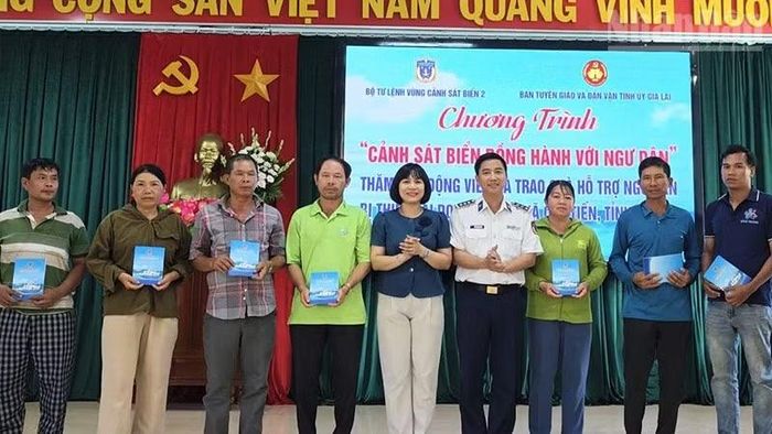 Lãnh đạo Bộ Tư lệnh Vùng Cảnh sát biển 2 và Ban Tuyên giáo và Dân vận Tỉnh ủy Gia Lai trao suất quà cho các gia đình có tàu cá bị cháy.