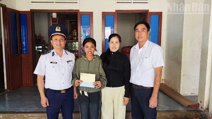 Trao tiền hỗ trợ cho em Nguyễn Dương Thị Hiền.