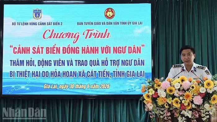 Thượng tá Nguyễn Hồng Nam chia sẻ khó khăn với các gia đình có tàu bị cháy.