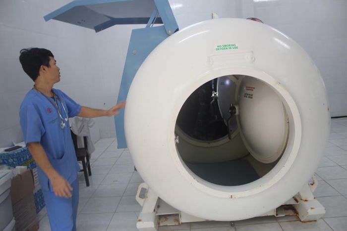 Quân y bệnh xá đảo kiểm tra buồng oxy cao áp đơn.