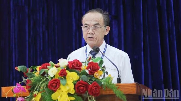 Phó Giáo sư, Tiến sĩ Nguyễn Ngọc Hòa, Phó Giám đốc Học viện Chính trị khu vực III phát biểu tại hội thảo.