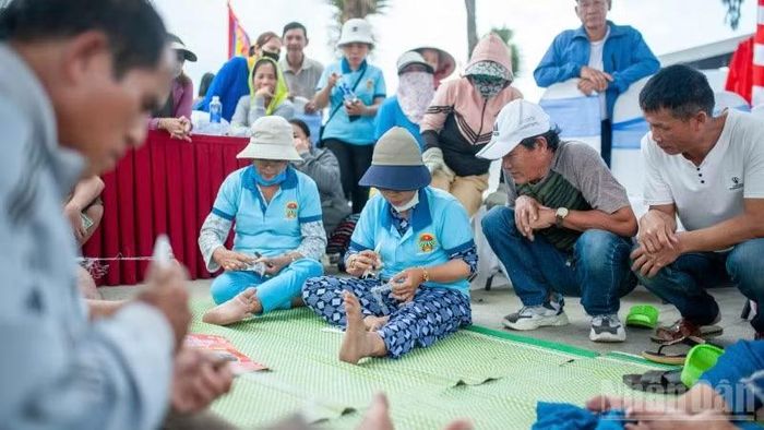 Hội thi đan lưới tại Lễ hội cầu ngư truyền thống Thanh Khê.
