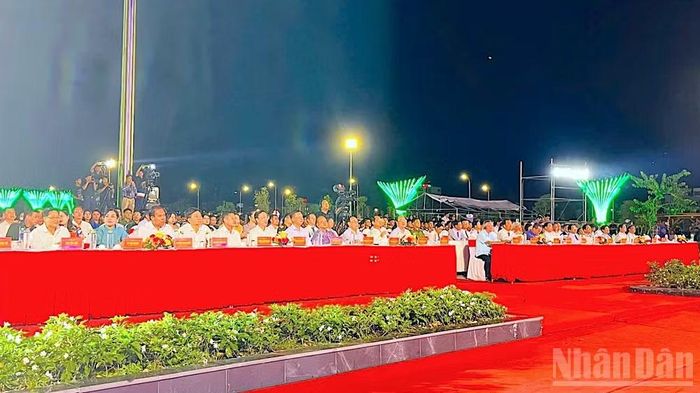 Đông đảo lãnh đạo, nguyên lãnh đạo và nhân dân Cà Mau đến tham dự và thưởng thức Chương trình nghệ thuật kỷ niệm 1 năm thực hiện hợp nhất tỉnh.
